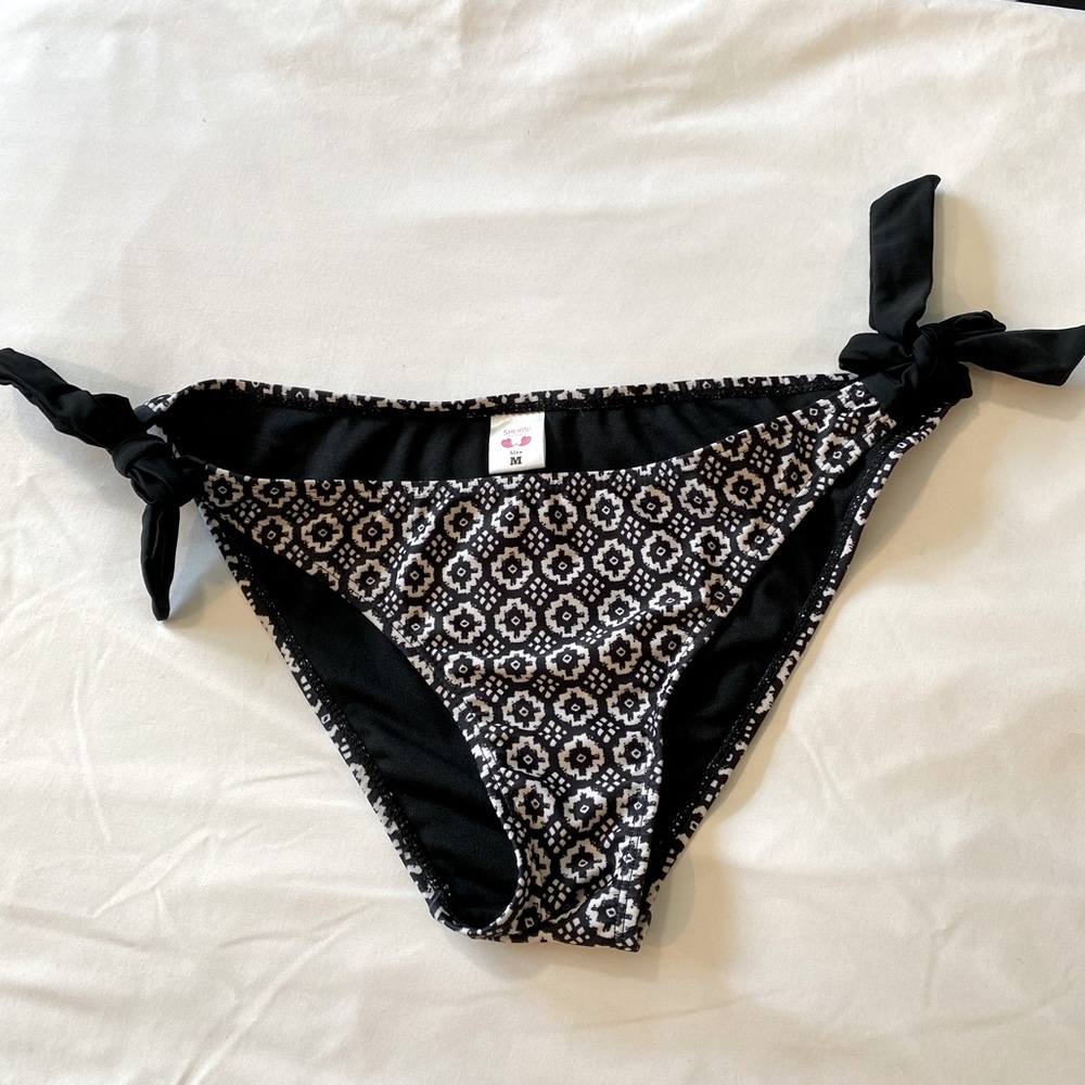 Bikini bottom black and white